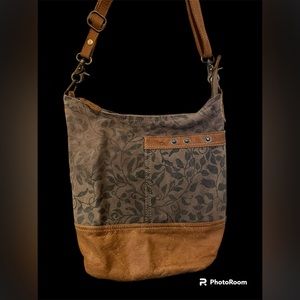 Beautiful Women's Myra Bag Shoulder Bag Purse. Great condition.
